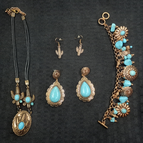 A turquoise necklace bracelet and earring set - Picture 1 of 1